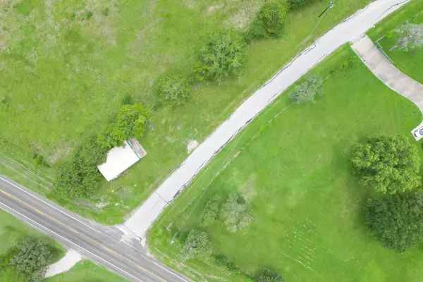 1 Plantation RD, Trinity, TX 75862