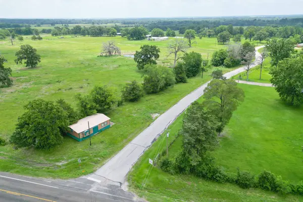 1 Plantation RD, Trinity, TX 75862