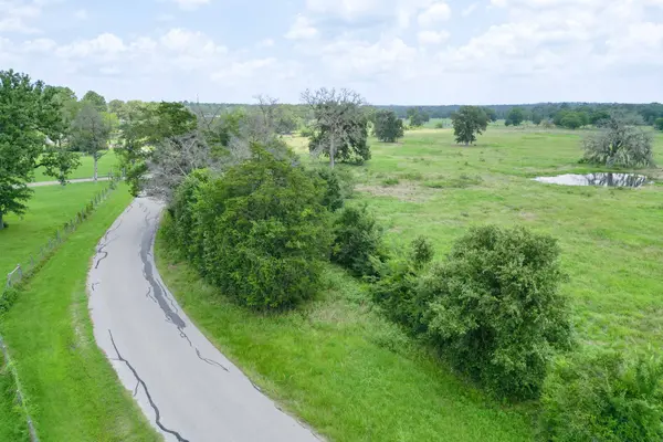 1 Plantation RD, Trinity, TX 75862