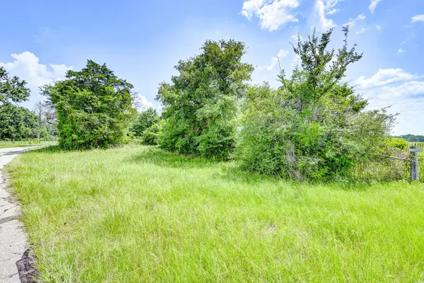 1 Plantation RD, Trinity, TX 75862