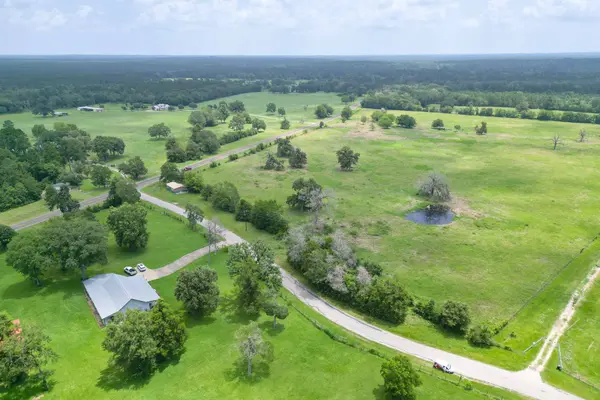 1 Plantation RD, Trinity, TX 75862