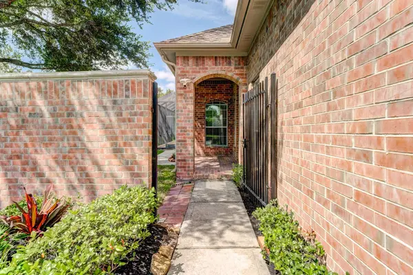 2425 Spellbrook CT, League City, TX 77573