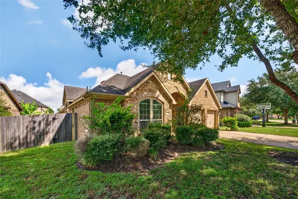 6302 Falling Briar LN, Sugar Land, TX 77479