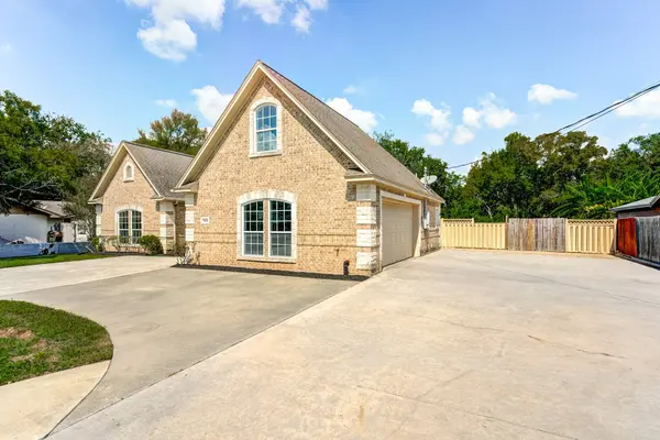 362 Smith ST, Clute, TX 77531