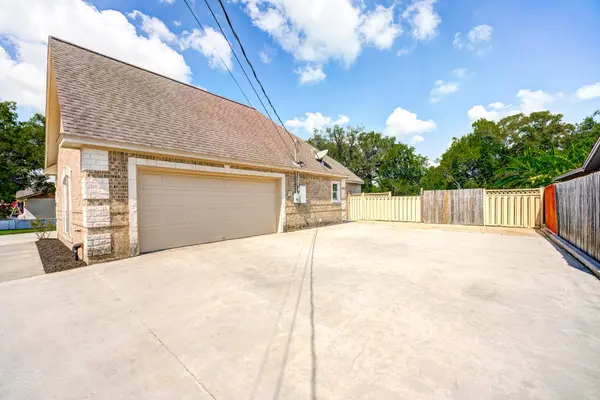 362 Smith ST, Clute, TX 77531