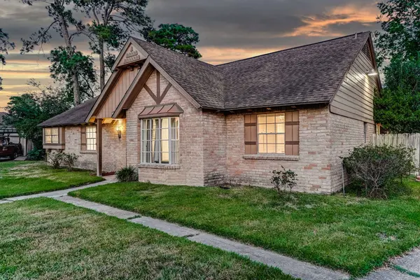 1130 Old Mill LN, Houston, TX 77073