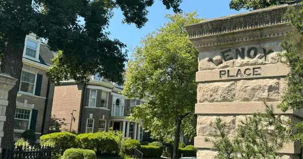 Lenox Place Real Estate Guide: Living on a Historic Central West End Private Street,Shari Whay