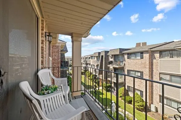 5323 N Delphia Avenue #323W, Chicago, IL 60656