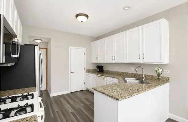 1904 Cobblestone DR #1904, Carpentersville, IL 60110