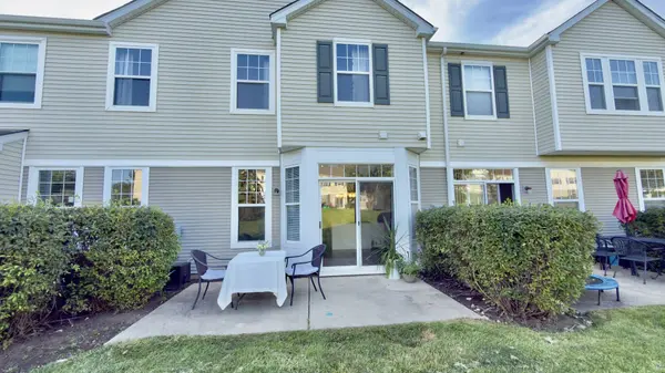 1904 Cobblestone DR #1904, Carpentersville, IL 60110