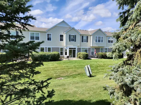 1904 Cobblestone DR #1904, Carpentersville, IL 60110