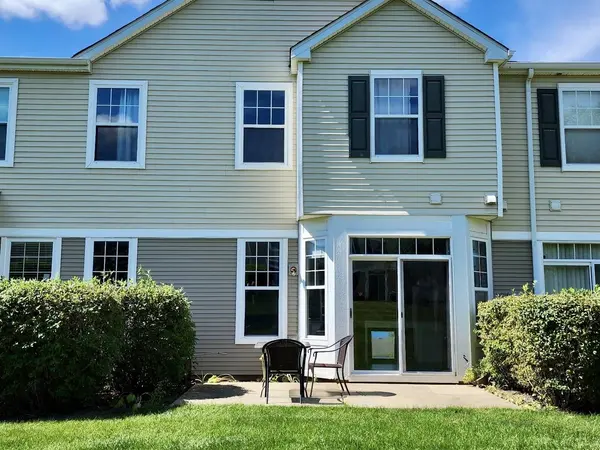 1904 Cobblestone DR #1904, Carpentersville, IL 60110