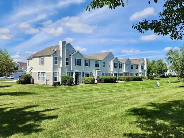 1904 Cobblestone DR #1904, Carpentersville, IL 60110