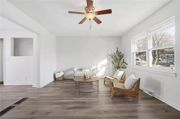 605 NE 3RD ST, Blue Springs, MO 64014