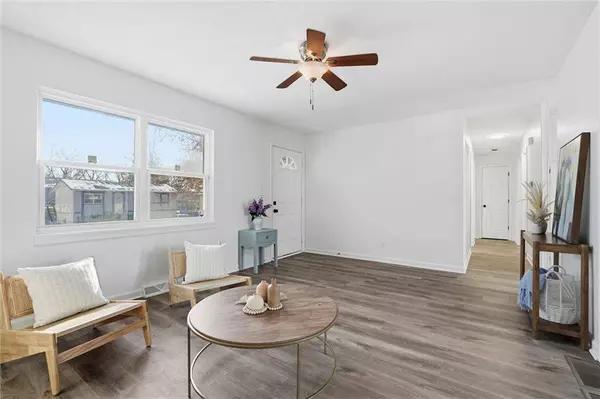 605 NE 3RD ST, Blue Springs, MO 64014