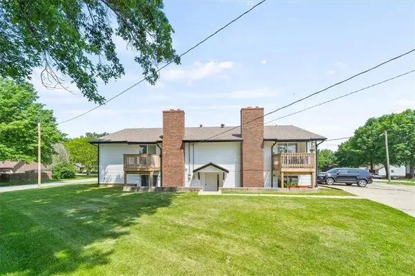 2203 Twin Oaks DR, Harrisonville, MO 64701