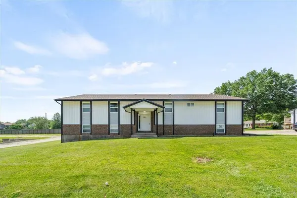 2203 Twin Oaks DR, Harrisonville, MO 64701
