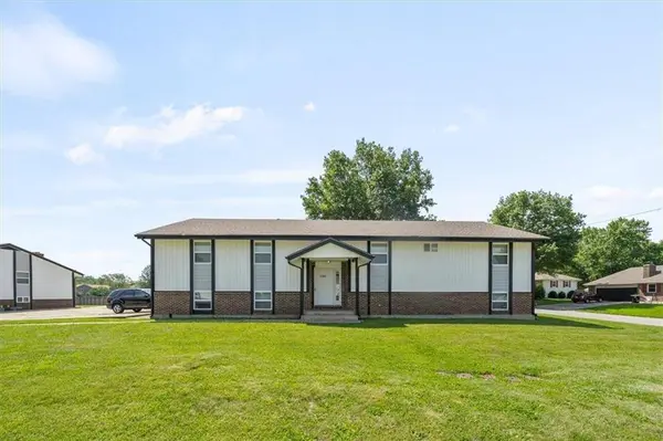 2203 Twin Oaks DR, Harrisonville, MO 64701