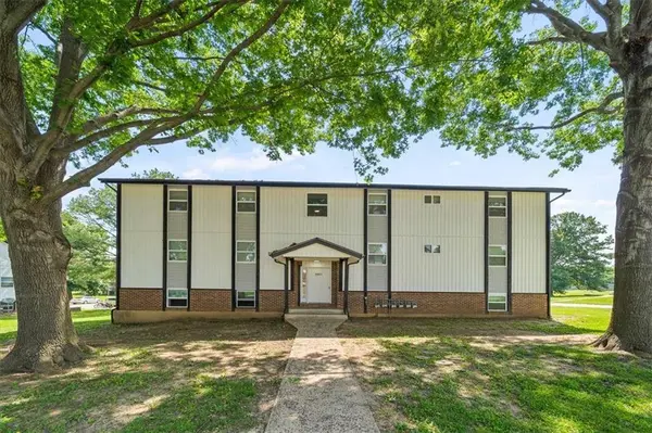 2203 Twin Oaks DR, Harrisonville, MO 64701