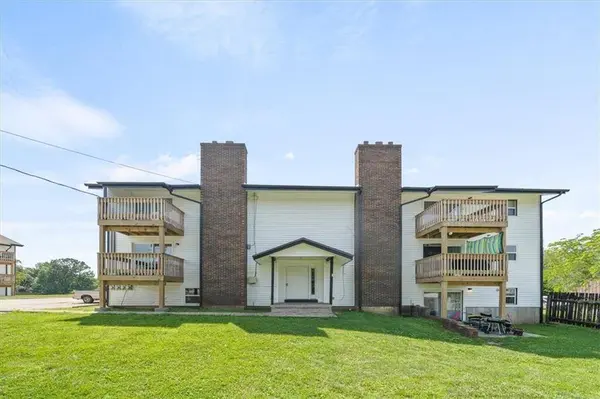 2203 Twin Oaks DR, Harrisonville, MO 64701