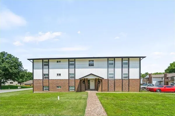 2203 Twin Oaks DR, Harrisonville, MO 64701