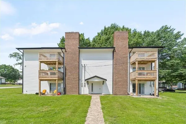 2203 Twin Oaks DR, Harrisonville, MO 64701
