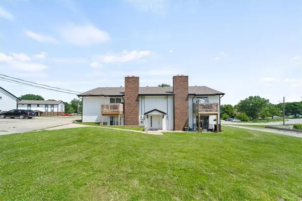 2203 Twin Oaks DR, Harrisonville, MO 64701