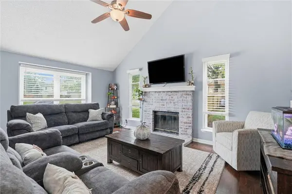 824 SE 10th TER, Lee's Summit, MO 64081