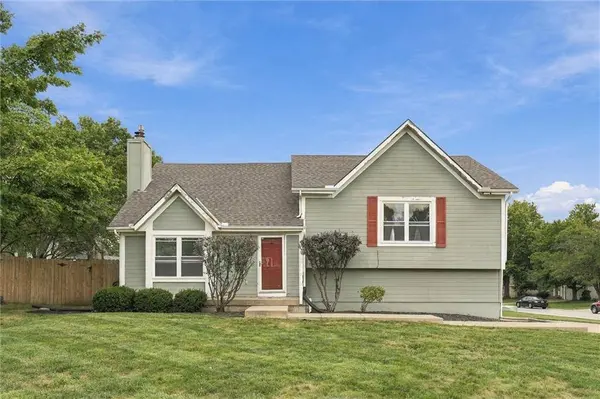 824 SE 10th TER, Lee's Summit, MO 64081