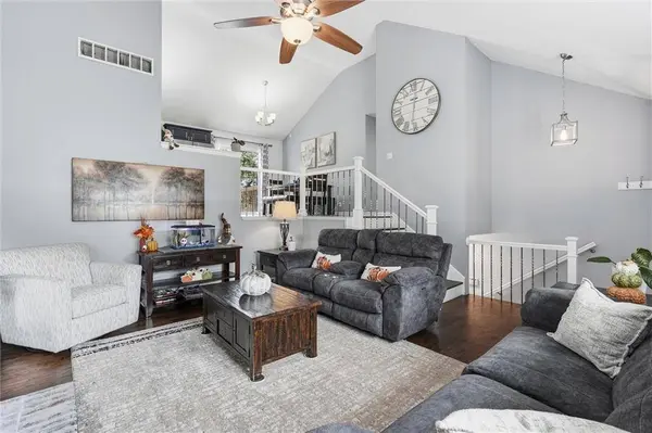 824 SE 10th TER, Lee's Summit, MO 64081