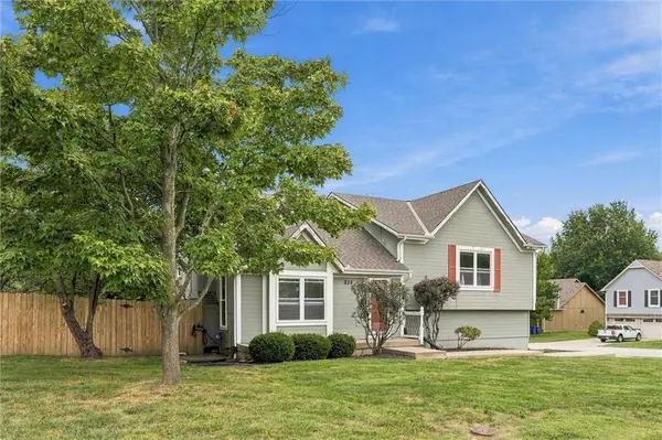 824 SE 10th TER, Lee's Summit, MO 64081