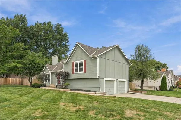 824 SE 10th TER, Lee's Summit, MO 64081