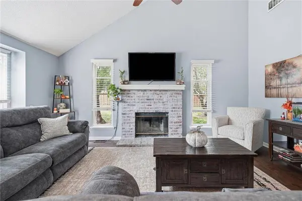 824 SE 10th TER, Lee's Summit, MO 64081