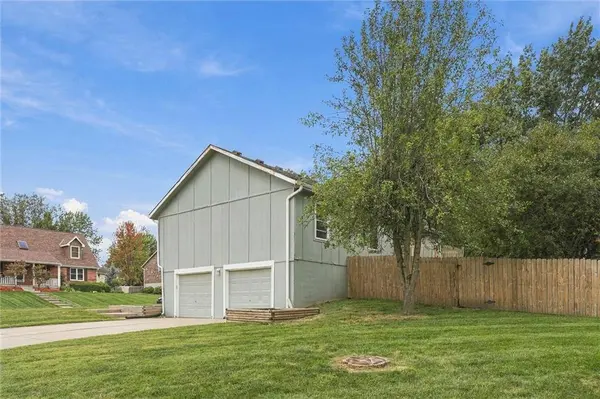 824 SE 10th TER, Lee's Summit, MO 64081