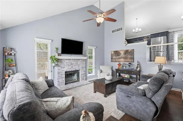 824 SE 10th TER, Lee's Summit, MO 64081