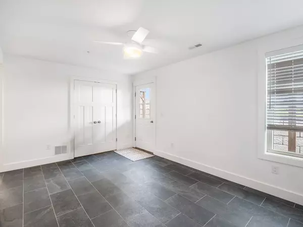 12 Hines #12, Newburyport, MA 01950