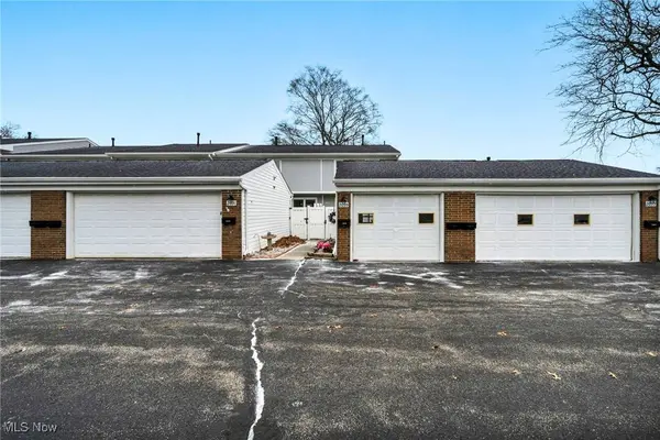 2095 Beechtree DR, Uniontown, OH 44685