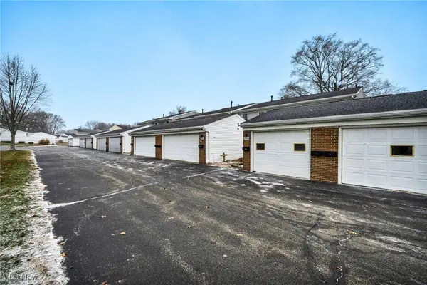 2095 Beechtree DR, Uniontown, OH 44685