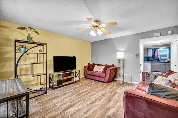 2095 Beechtree DR, Uniontown, OH 44685