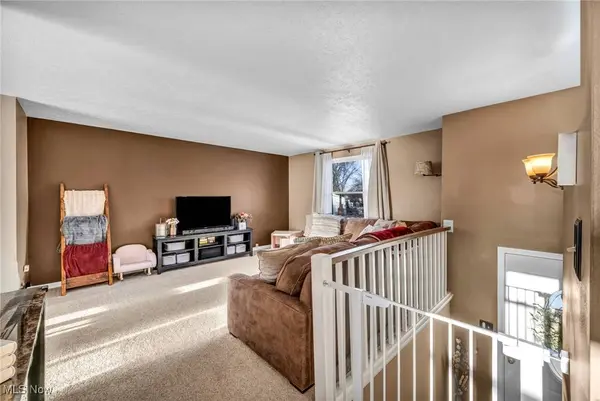 1690 Cloverview DR, Uniontown, OH 44685