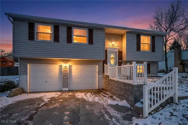 1690 Cloverview DR, Uniontown, OH 44685