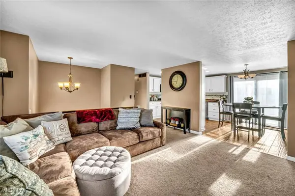 1690 Cloverview DR, Uniontown, OH 44685