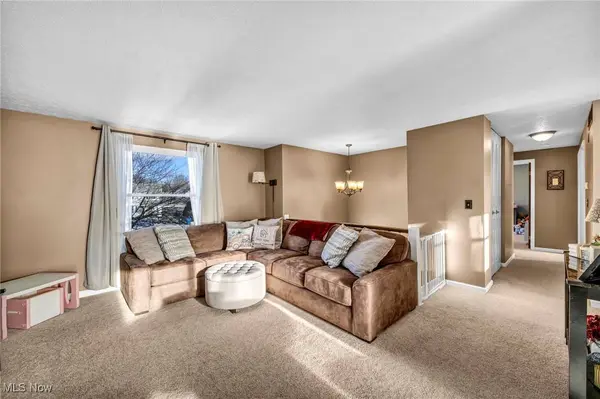 1690 Cloverview DR, Uniontown, OH 44685