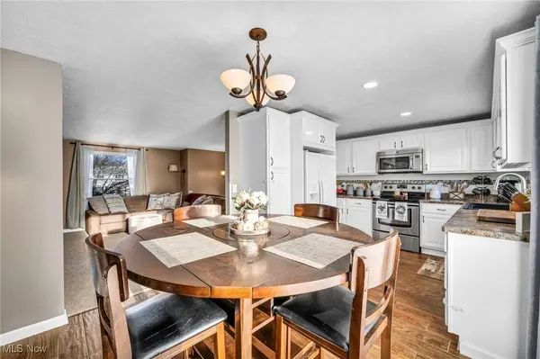 1690 Cloverview DR, Uniontown, OH 44685