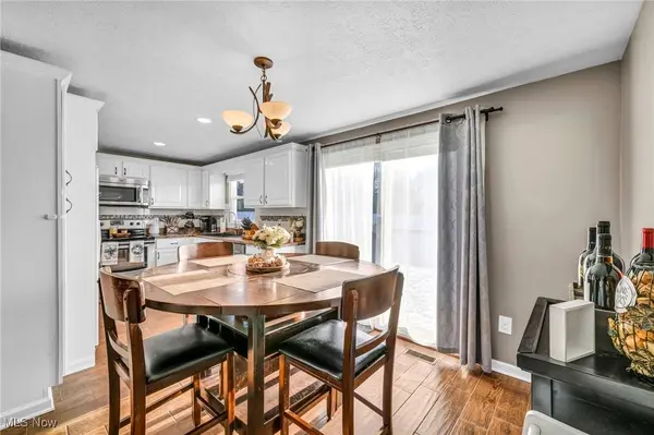 1690 Cloverview DR, Uniontown, OH 44685