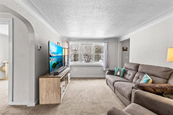 176 Hanson RD, Mahtomedi, MN 55115