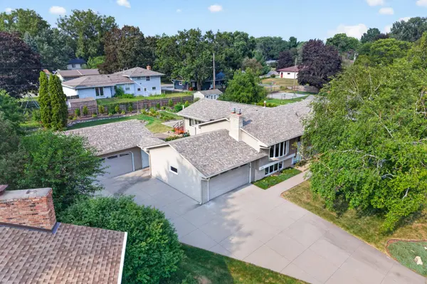 2352 Sioux CT, New Brighton, MN 55112