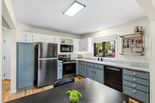 576 Donegal CIR, Shoreview, MN 55126