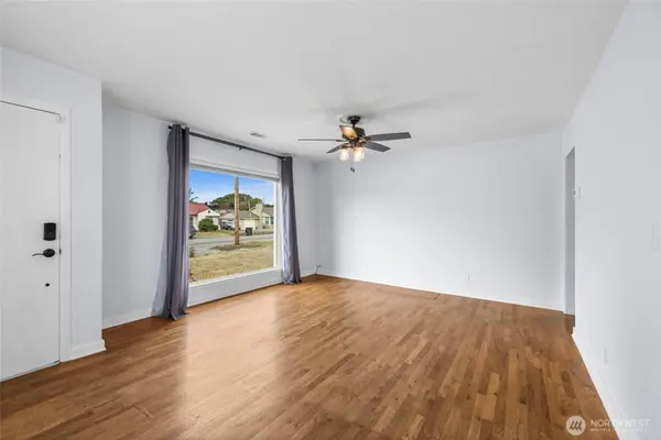 376 SE Glencoe ST, Oak Harbor, WA 98277