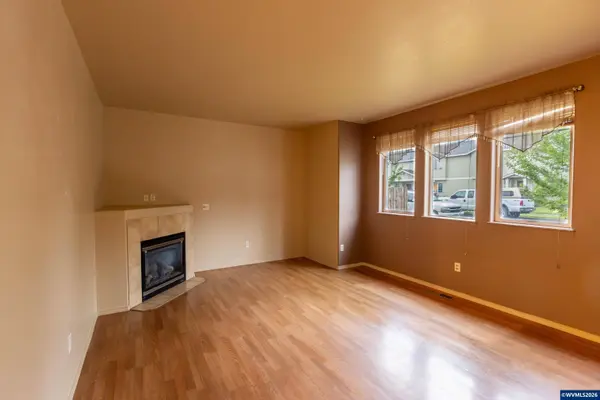 374 25th St, Redmond, OR 97756